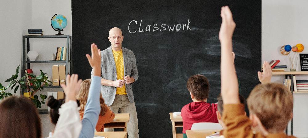 外教的工资比本土教师高的原因 - 聘外网