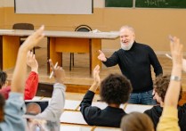 外国人在中国就业应该怎么做？